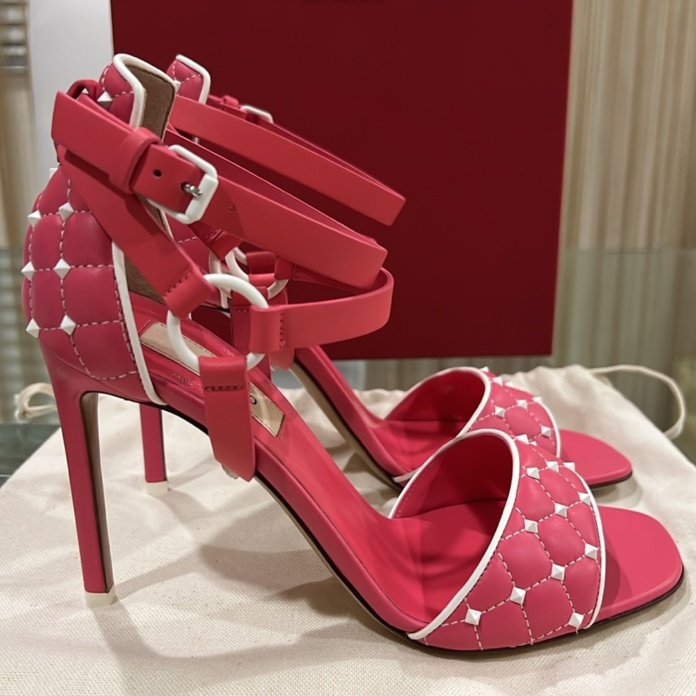 🔥🔥🔥Authentic Valentino Leather Sandals